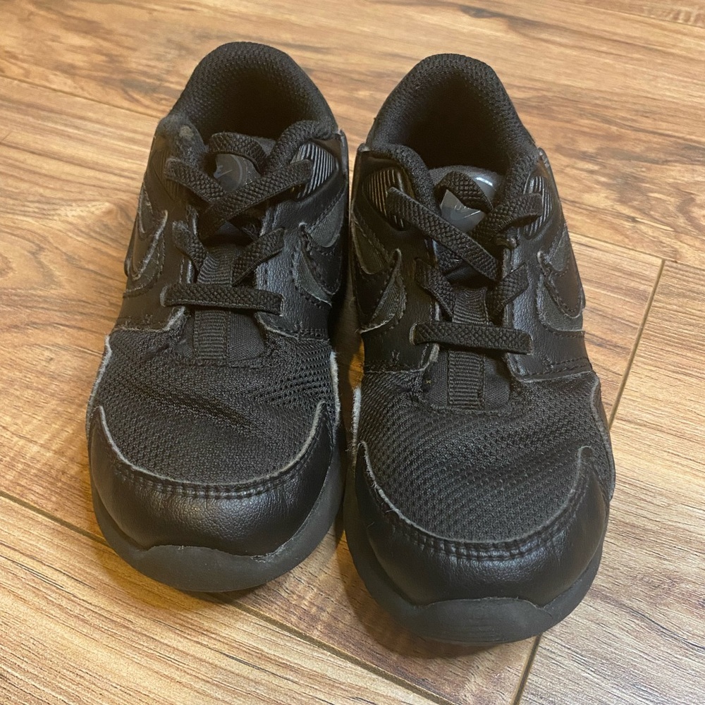 Toddler black Nike sneakers
